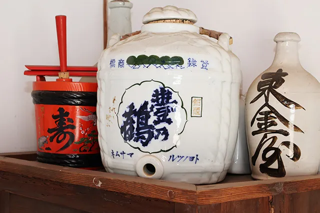 古い陶器のお酒入れ