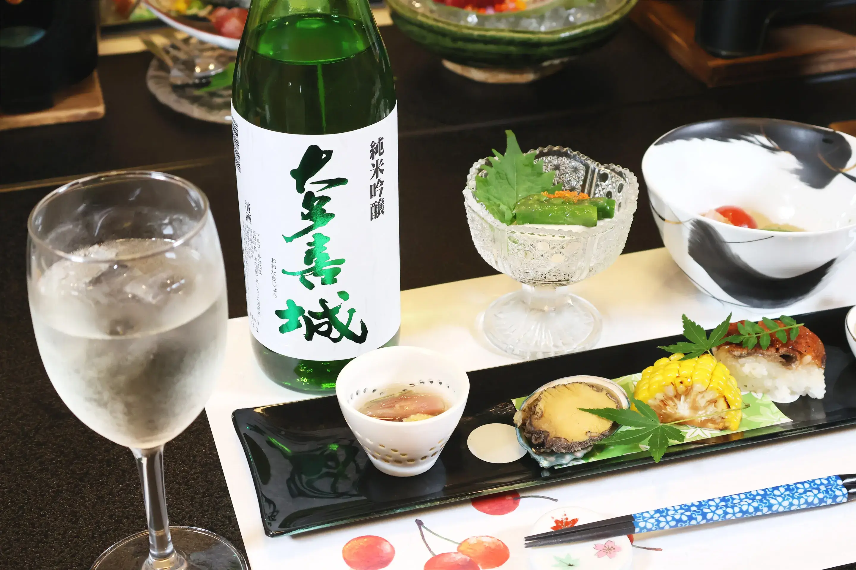 お酒と料理の写真